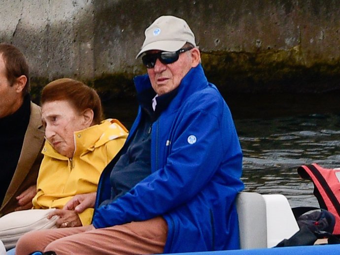 Don Juan Carlos, con la Infanta Margarita en Sanxenxo