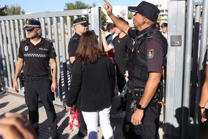 Policías ante el  Instituto de Educación Secundaria (IES) Elena García Armada de Jerez de la Frontera (Cádiz) donde un menor ha herido a profesores y alumnos con un arma blanca.