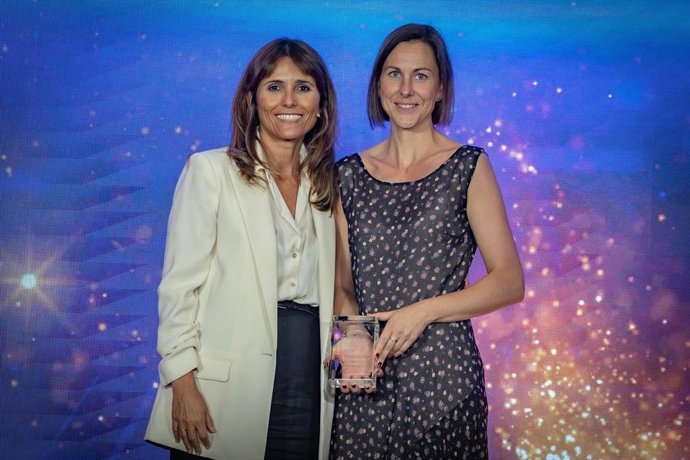 (I-D) La ceo de Randstad España, Ana Requena, junto a la especialista en Relaciones Institucionales de Nestlé España, Carolina Muro.