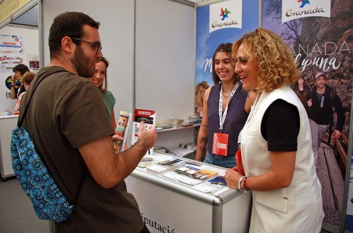 La Diputación de Granada anima a los alumnos de la Universidad de Granada a visitar la provincia.