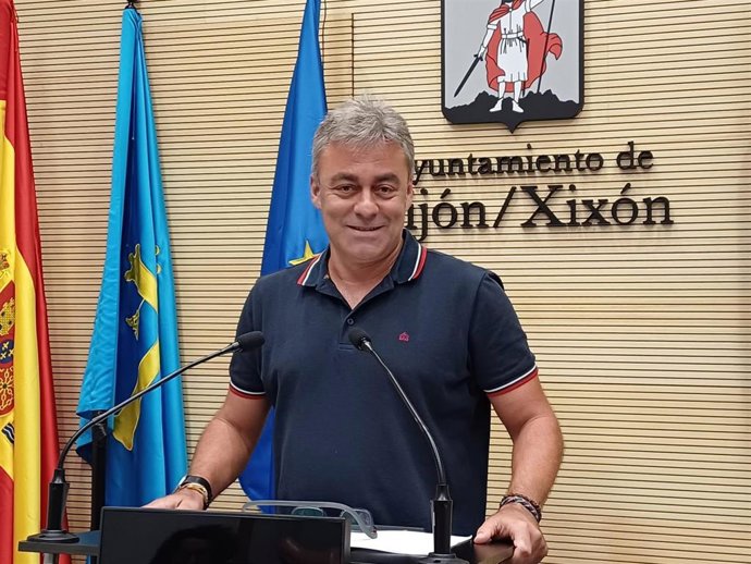 El concejal del Grupo Municipal Socialista del Ayuntamiento de Gijón José Ramón Tuero, en rueda de prensa en el Consistorio gijonés.