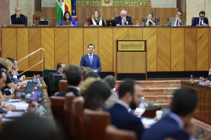 El presidente de la Junta de Andalucía, Juanma Moreno, este jueves en el Pleno del Parlamento. 