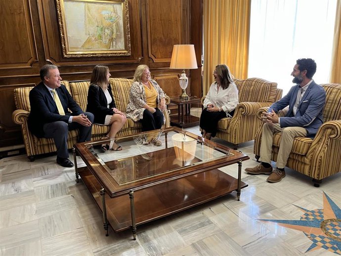 La presidenta de la Asamblea Regional recibe a COEC