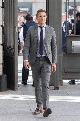 El portavoz del PSOE en la Asamblea de Madrid, Juan Lobato, a su llegada a la primera sesión del debate de investidura del líder del PP, en el Congreso de los Diputados, a 26 de septiembre de 2023, en Madrid (España). 