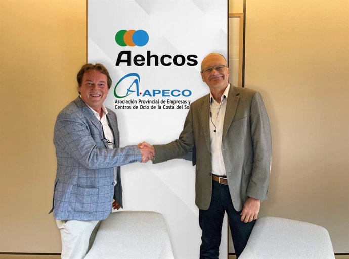El presidente de Aehcos, José Luque, y el presidente de Apeco, Joose Yagüe Kki, durante la firma de un convenio