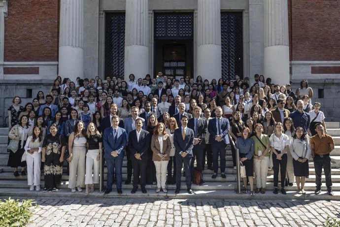 Foto de familia con los auxiliares de conversación en la escalinata de la sede de la RAE.