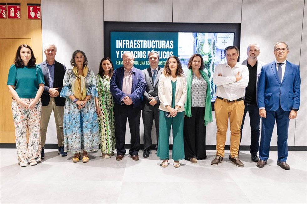 Foto de familia de los asistentes al encuentro Informativo de Europa Press, en el auditorio Meeting Place, a 28 de septiembre de 2023, en Madrid (España). Organizado con la colaboración de la Asociación de Empresas Restauradoras del Paisaje y Medio Ambi