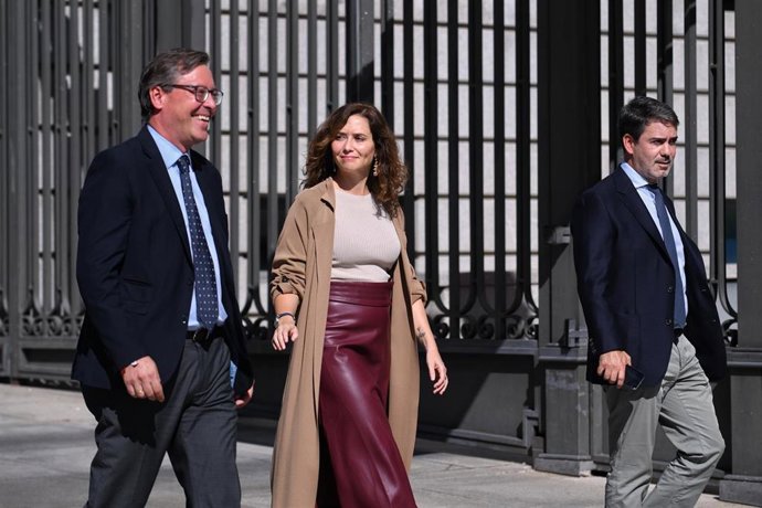 El secretario general del PP de Madrid, Alfonso Serrano (1i), y la presidenta de la Comunidad de Madrid y presidenta del PP de Madrid, Isabel Díaz Ayuso (c), a su llegada a la primera sesión del debate de investidura del líder del PP, en el Congreso de 