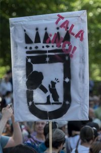 Desalojan a cuatro activistas del 'No a la tala' en el Pleno de Cibeles