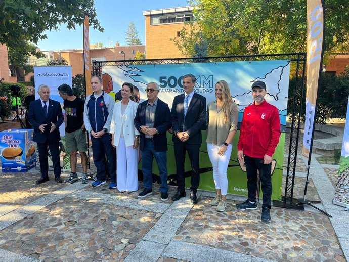 El presidente del COE, Alejandro Blanco, ha dado la salida de la Carrera de 500 kilómetros de relevos de Tajamar.