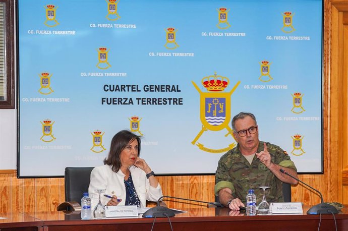 La ministra de Defensa en funciones, Margarita Robles, acompañada por el teniente general Carlos Melero, durante una reunión en la visita a Capitanía.