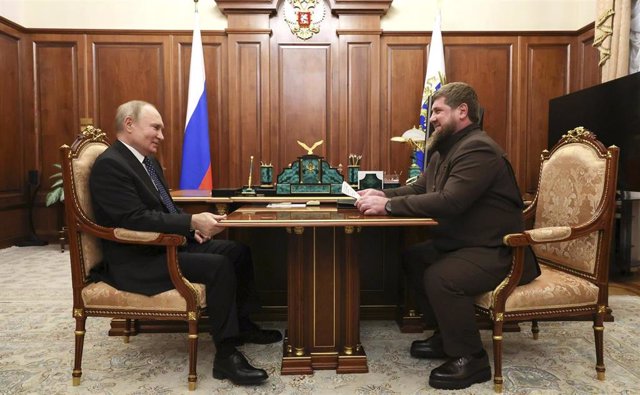 Archivo - El presidente de Rusia, Vladimir Putin, junto al líder de la república de Chechenia, Ramzan Kadirov