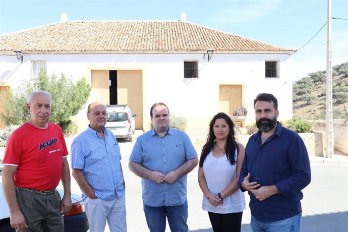 Mayoral (dcha.), durante su visita a Villanueva del Rey.
