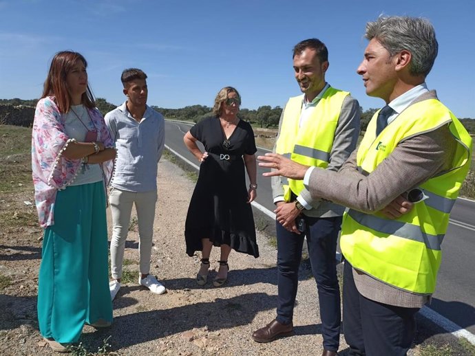 El vicepresidente primero y delegado de Infraestructuras, Sostenibilidad y Agricultura de la Diputación de Córdoba, Andrés Lorite (dcha.), en la recepción de las obras.