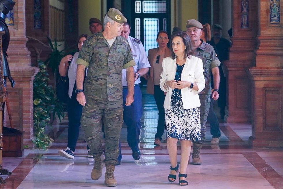 La ministra de Defensa en funciones, Margarita Robles, durante su visita este jueves al Cuartel general de Fuerza Terrestre del Ejército de Tierra, en la Plaza de España.