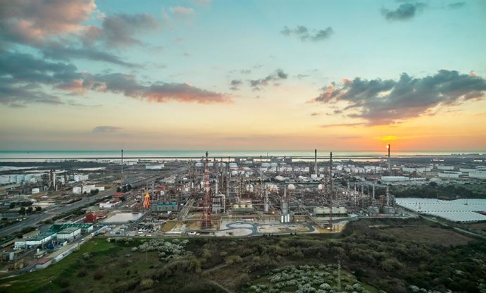 Archivo - Vista panorámica de las instalaciones de Cepsa en Huelva.