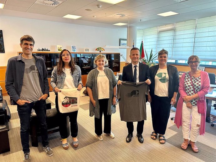 Delegación de la fiesta a favor de las ikastolas de Gipuzkoa, Kilometroak 2023, con el consejero de Educación, Jokin Bildarratz, y la viceconsejera Begoña Pedrosa