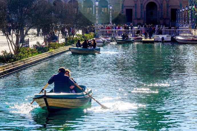Archivo - Turistas pasea en barca por la ría de la Plaza de España a 03 de enero del 2023 en Sevilla (Andalucía, España)  