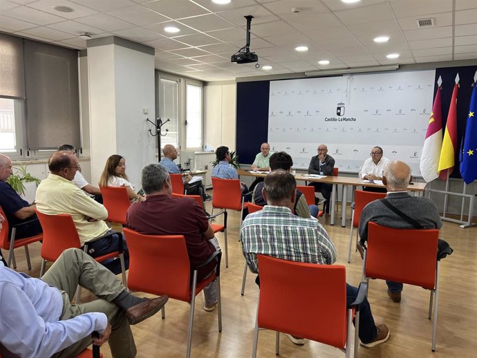 Reunión para abordar los primeros casos de gusano cabezudo en almendros de la provincia de Albacete.