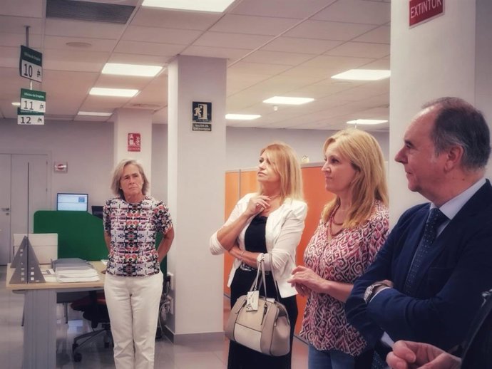 El delegado territorial de Empleo y la secretaria provincial del SAE en Sevilla visitan la oficina de Triana-Los Remedios tras la implantación del Modelo de Gestión Integral.
