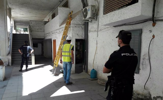 Archivo - Tecnicos de Endesa trabajan junto a la Policía Nacional en un actuación contra enganches ilegales en El Puche (Almería) en una imagen de archivo. 