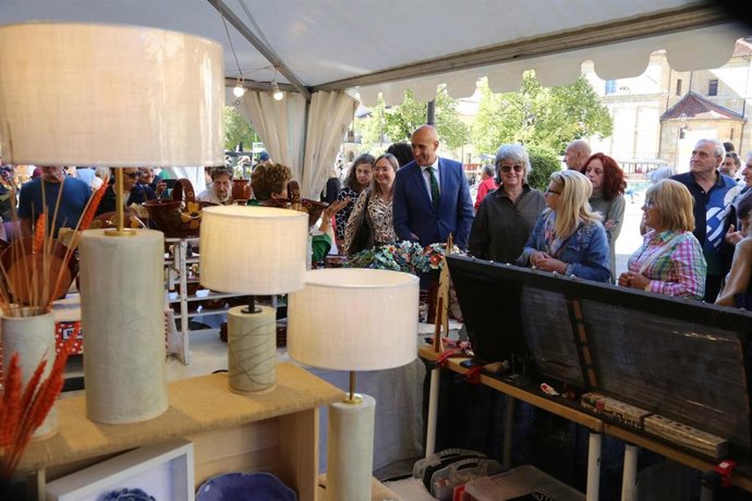 Diez visita la feria de Alfarería y Artesanía.