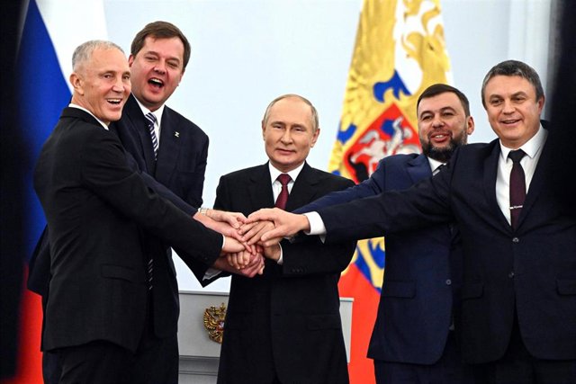 Archivo - El presidente de Rusia, Vladimir Putin, junto a los gobernadores de Donetsk, Lugansk, Jersón y Zaporiyia impuestos por Moscú, en el día de la firma de los acuerdos de adhesión a la Federación Rusa.
