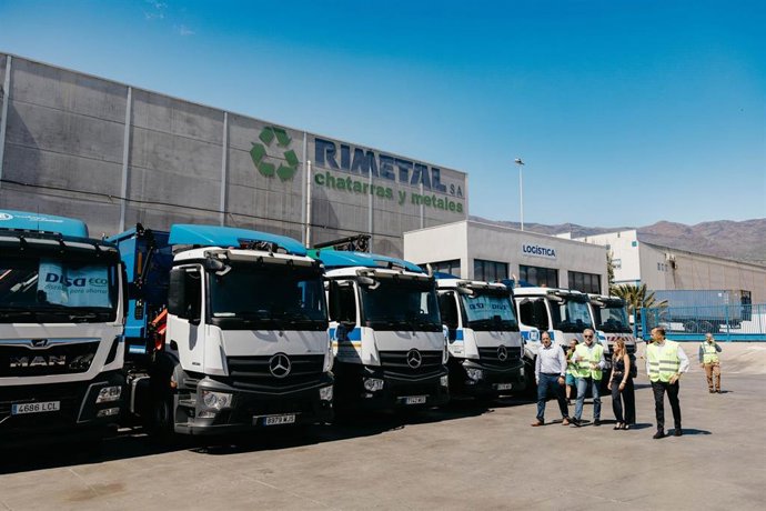 La presidenta del Cabildo de Tenerife, Rosa Dávila, ha visitado hoy jueves en el Polígono Industrial del Valle de Güímar las instalaciones de la empresa Martínez Cano, especializada en recuperación de papel y gestión de residuos