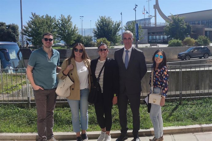 Representantes de operadoras internacionales de cruceros junto al director general de Turismo y Hostelería de Cantabria, Gustavo Cubero.