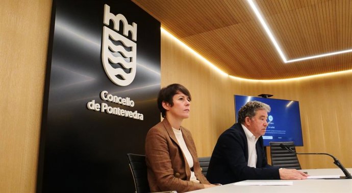 La portavoz nacional del BNG, Ana Pontón, en rueda de prensa con el alcalde de Pontevedra, Miguel Anxo Fernández Lores.