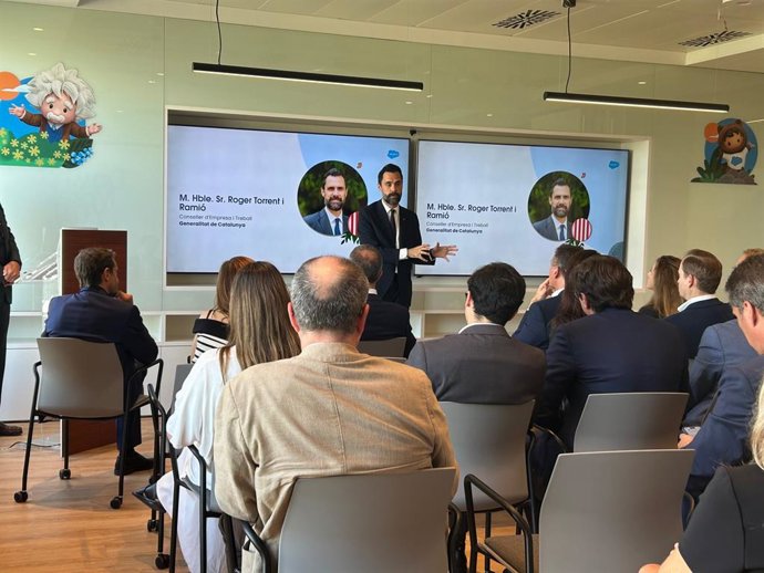 El conseller d'Empresa i Treball, Roger Torrent, en la inauguració de les oficines de Salesforce a Barcelona