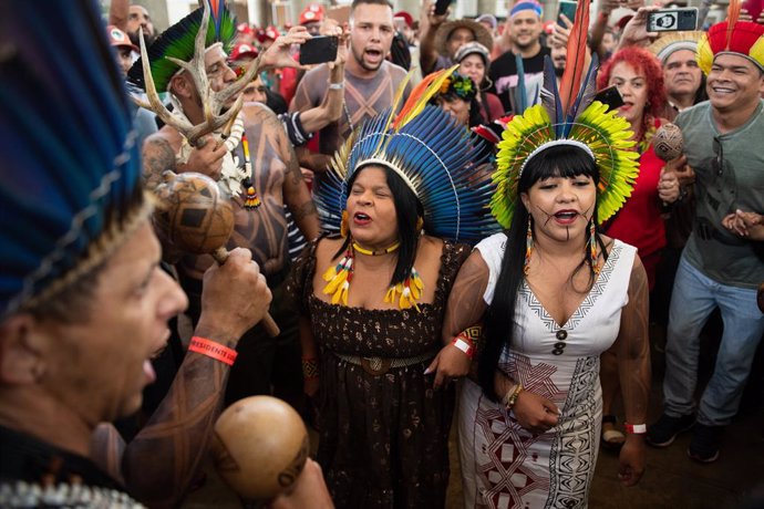 Archivo - 31 December 2022, Brazil, Brasilia: Sonia Guajajara (C, with blue feathers), future indigenous minister of the Indigenous Peoples of Brazil, and supporters of Lula da Silva from different states of Brazil gather at a camp at Mané Garrincha sta