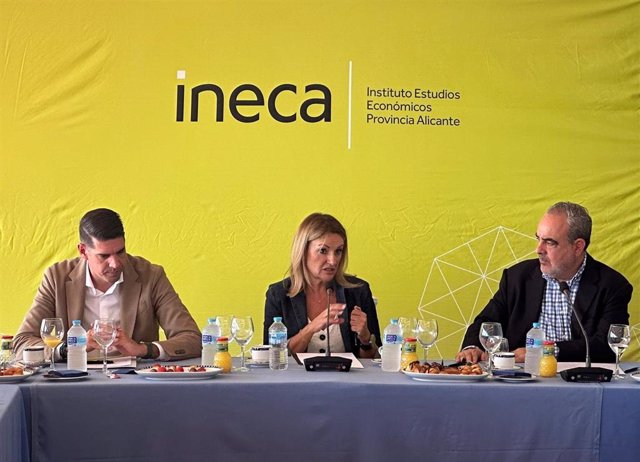 La consellera de Innovación, Industria Comercio y Turismo, Nuria Montes, en el comité ejecutivo de Ineca.