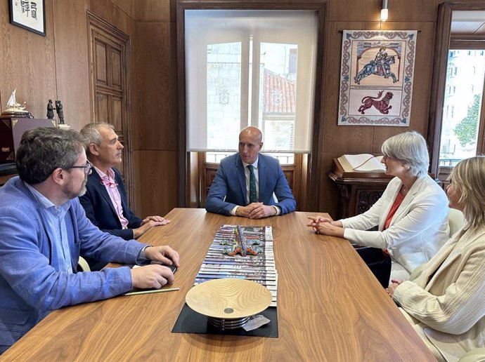 El alcalde de León, José Antonio Diez, junto con la directora de Ouigo en España, Helena Valenzuela, y otros miembros de la corporación municipal y de la compañía ferroviaria, durante el encuentro.