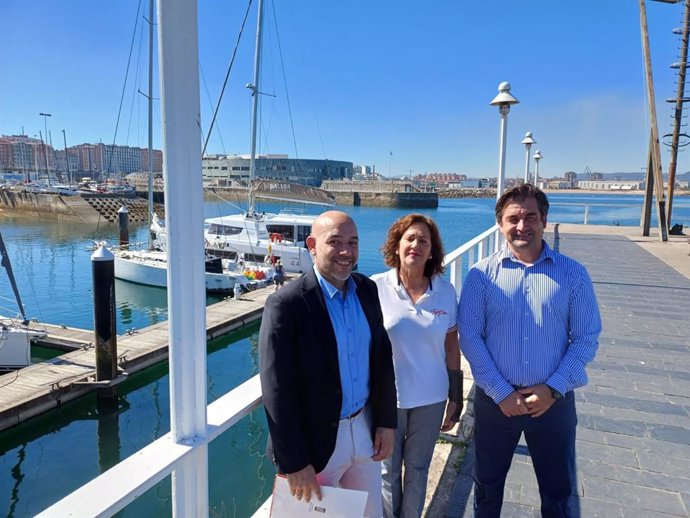 La directora del Puerto Deportivo de Gijón, Flor Guardado, entre medias del director del Bioparc Acuario de Gijón, Alejandro Beneit (dcha), y el concejal de Medio Ambiente de Gijón, Rodrigo Pintueles (PP).