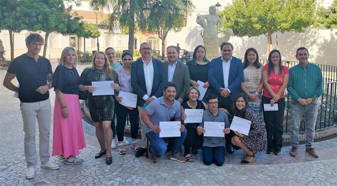 Entrega de los diplomas correspondientes a los 15 alumnos que han finalizado el curso de FPE sobre 'Operaciones Auxiliares de Servicios Administrativos y Generales'.