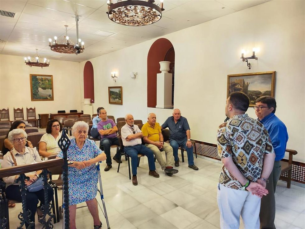 El Ayuntamiento de Alcalá recibe a miembros de la asociación Cultura y Memoria Histórica y Democrática Siglo XXI.