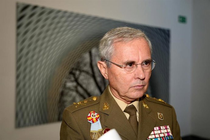 El general Francisco J. Dacoba, director del Instituto Español de Estudios Estratégicos particia en los cursos de verano de la UNIA