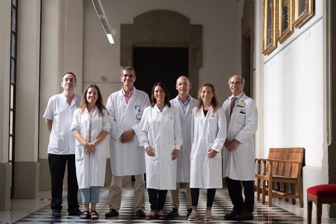 De izquierda a derecha, los investigadores del Hospital Clínic-Idibaps Manel Juan, Fara Brasó-Maristany, Julio Delgado, Snia Guedan, Aleix Prat, Laura Angelats y Laureano Molins