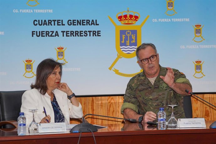 La ministra de Defensa en funciones, Margarita Robles, en su visita al Cuartel general de Fuerza Terrestre del Ejército de Tierra en Sevilla.