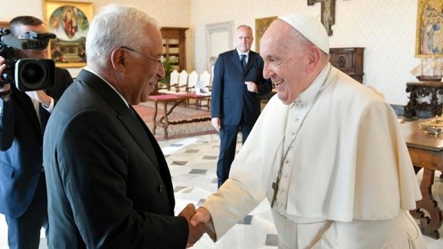 El primer ministro de Portugal, António Luís Santos da Costa, con el Papa Francisco.