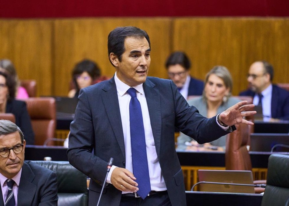 El consejero de Justicia, Administración Local y Función Pública de la Junta de Andalucía, José Antonio Nieto, durante su intervención en el Pleno del Parlamento.