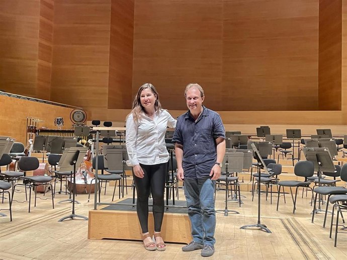 La violonchelista Alisa Weilerstein y el director de la OBC Ludovic Morlot
