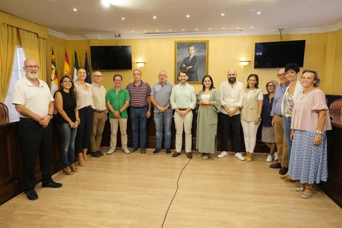 Priego y Granados (centro), en el Ayuntamiento de Cabra.