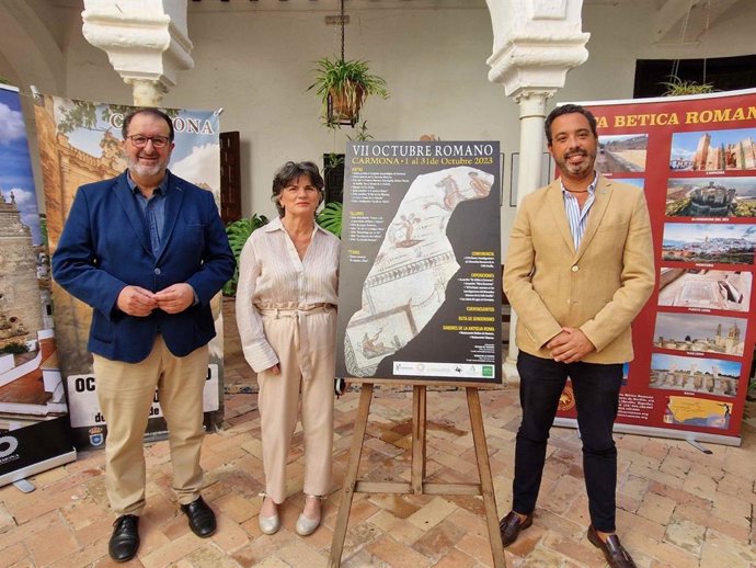 El alcalde de Carmona (Sevilla), Juan Ávila, la delegada territorial de Turismo, Cultura y Deporte en Sevilla, Carmen Ortiz, y el delegado municipal de Turismo, Cultura y Patrimonio, Ramón Gavira, en la presentación de 'Octubre Romano en Carmona'.