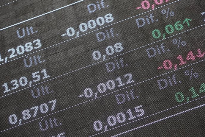 Archivo - Valores del Ibex 35 en la Bolsa de Madrid, a 26 de abril de 2021. 