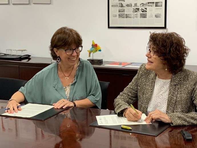 La directora de l'Agncia de l'Habitatge de Catalunya, Sílvia Grau, i la presidenta de la Taula d'entitats del Tercer Sector Social de Catalunya, Francina Alsina