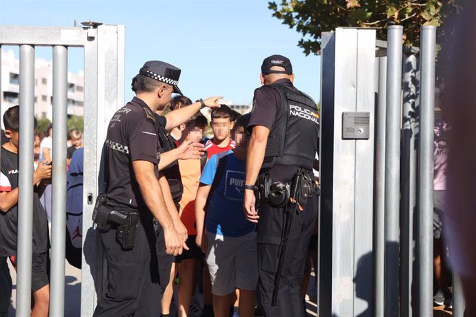 Alumnos salen del Instituto Elena García Armada de Jerez tras la agresión de un menor con arma blanca.