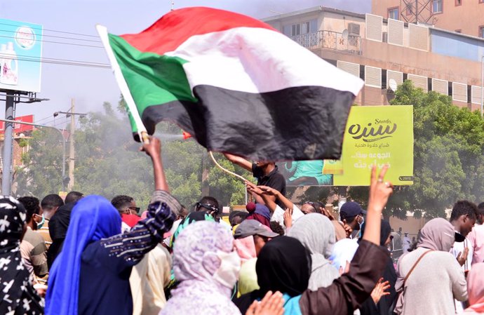 Archivo - June 30, 2020, Khartoum, Khartoum, Sudan: Sudanese protesters chant during a protest on Sixty street in the east of the capital Khartoum, on June 30, 2020. Tens of thousands of Sudanese took to the streets in several cities and the capital calli