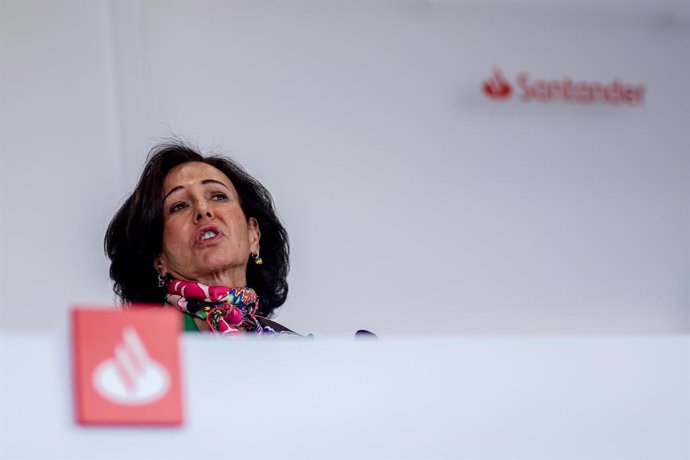 Archivo - La presidenta de Banco Santander, Ana Botín, presenta los resultados del año 2022, en la Ciudad Grupo Santander de Boadilla del Monte, a 2 de febrero de 2023, en Boadilla del Monte, Madrid (España). 